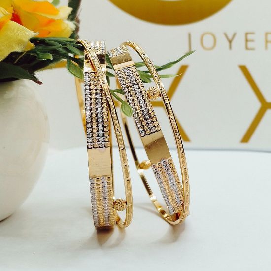 Vertical motif gold bangles